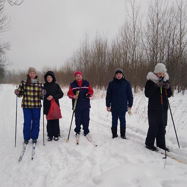 Лыжная прогулка учащихся и их родителей
