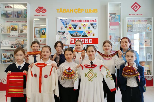 На выставке чувашской женской одежды